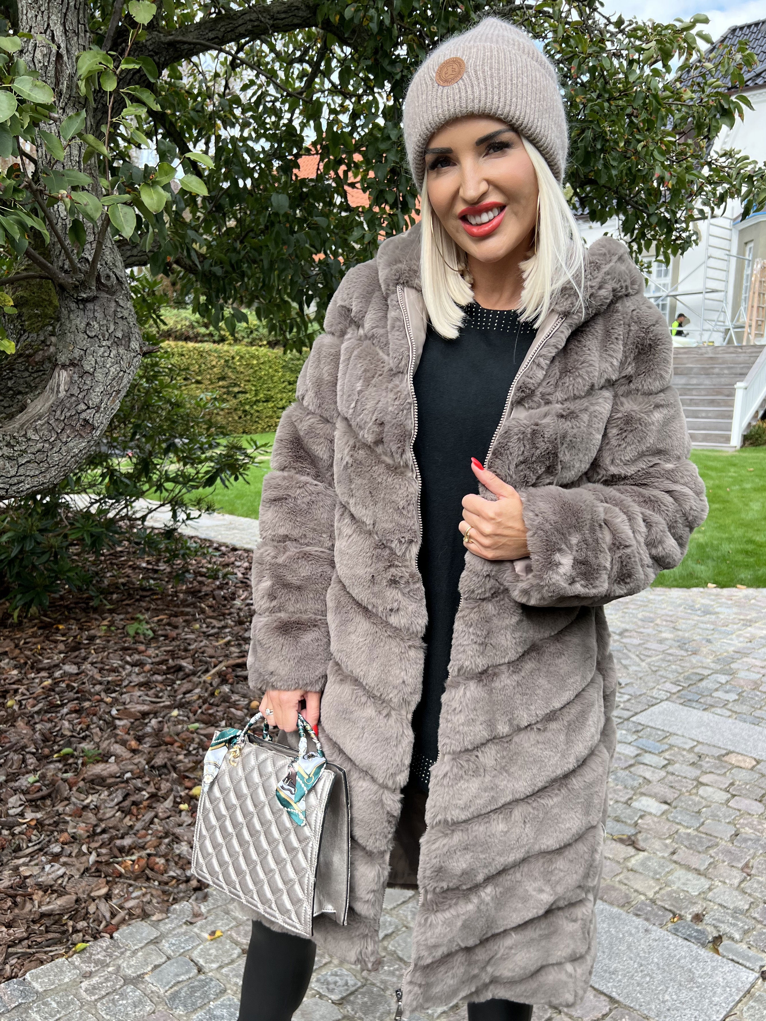 Haley - Lækker fake fur frakke med hætte